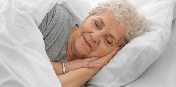 Pieluchy dla dorosłych na noc  - skuteczna ochrona przy nietrzymaniu moczu